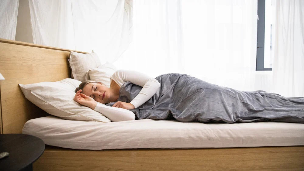 Mieux dormir pendant la ménopause grâce à un matelas respirant